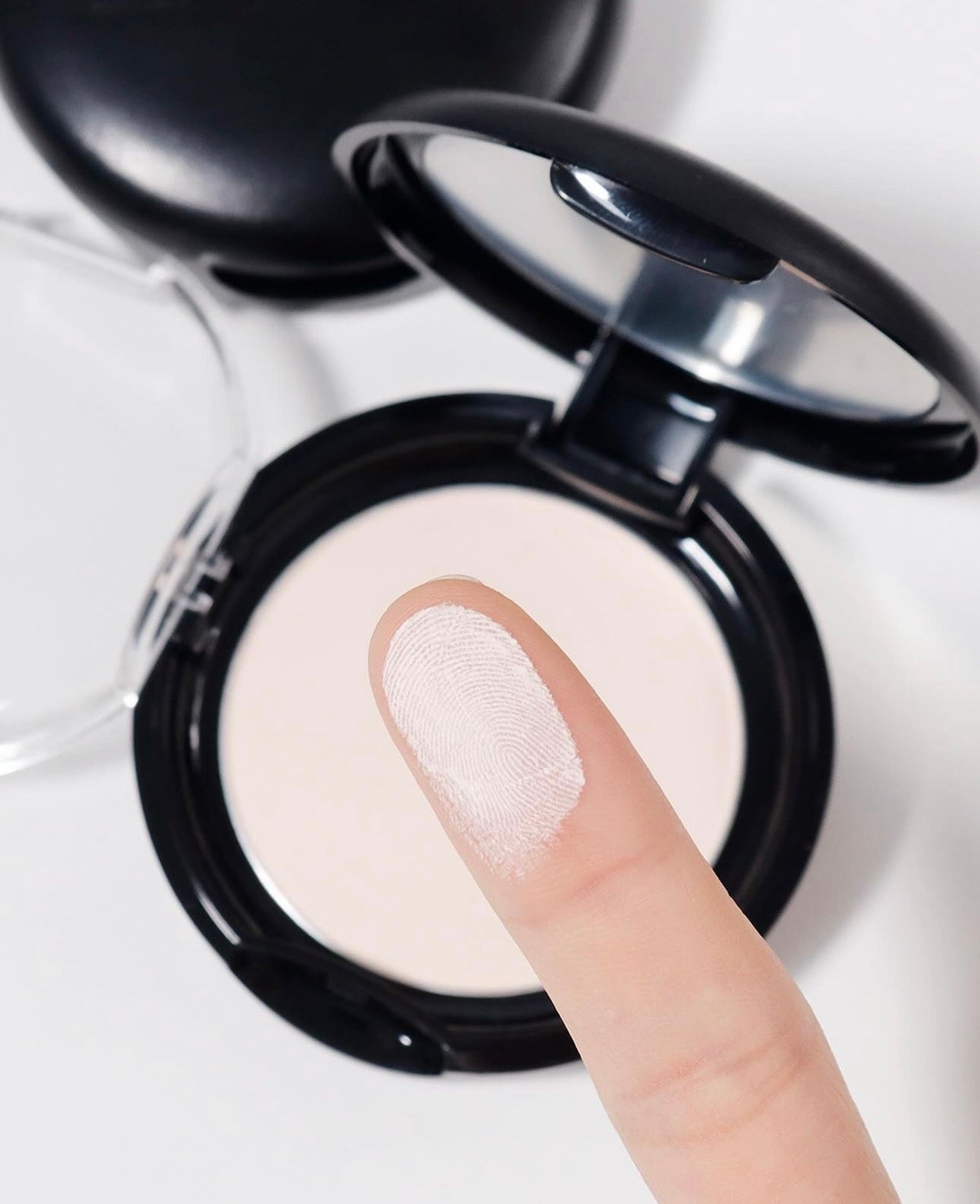 送mini裝✨ABOUT TONE | 柔霧控油濾鏡純素定妝粉餅| ABOUT TONE Blur Powder Pact 🖤