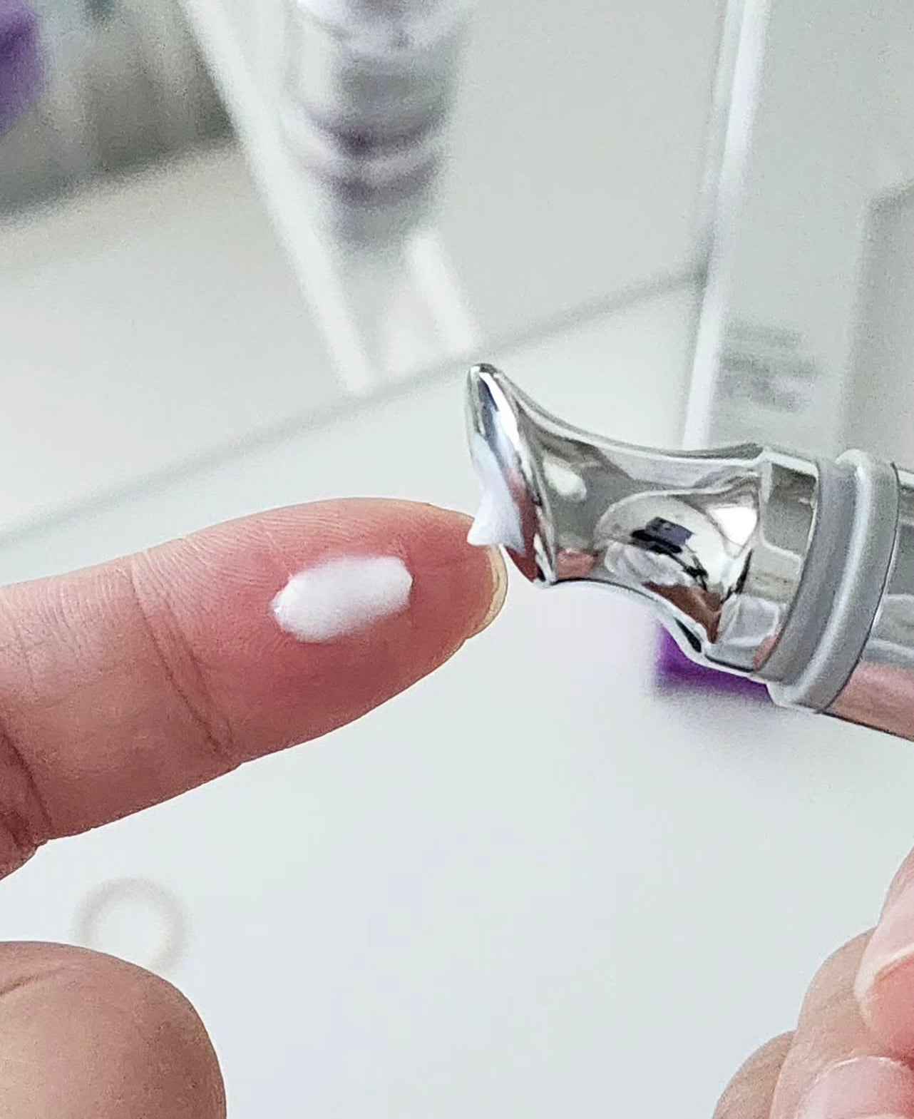 係一款會自動震動既眼霜~減紋抗衰老✨VT 微電流微針紫提提拉緊緻膠原眼霜VT Reedle Shot Lifting Eye Cream
