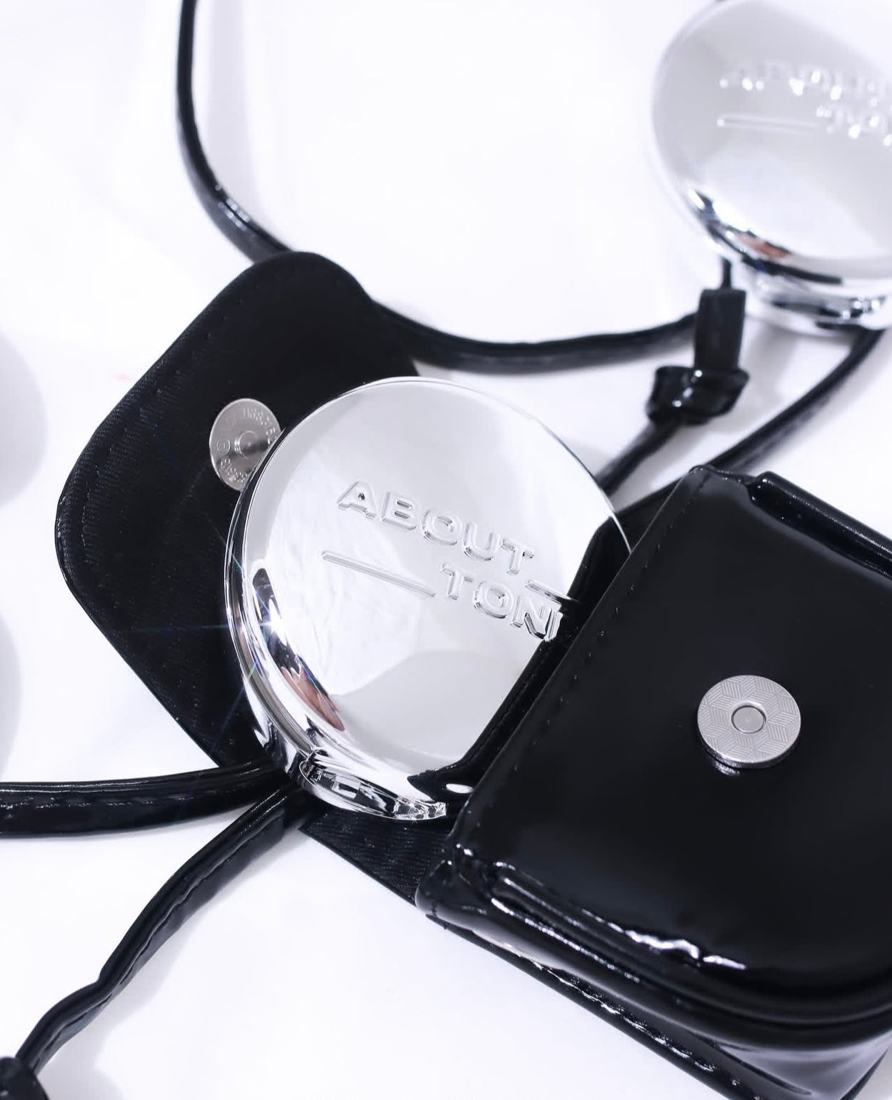 銀色特別版+送小包🩶ABOUT TONE | 柔霧控油濾鏡純素定妝粉餅| ABOUT TONE Blur Powder Pact
