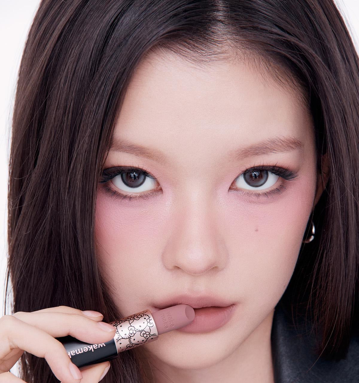 送Kitty收納包✨WAKEMAKE X Hello Kitty Black Edition 聯名彩妝全系列✨Soft Blurring Balm Stick 高級絲絨柔霧唇膏