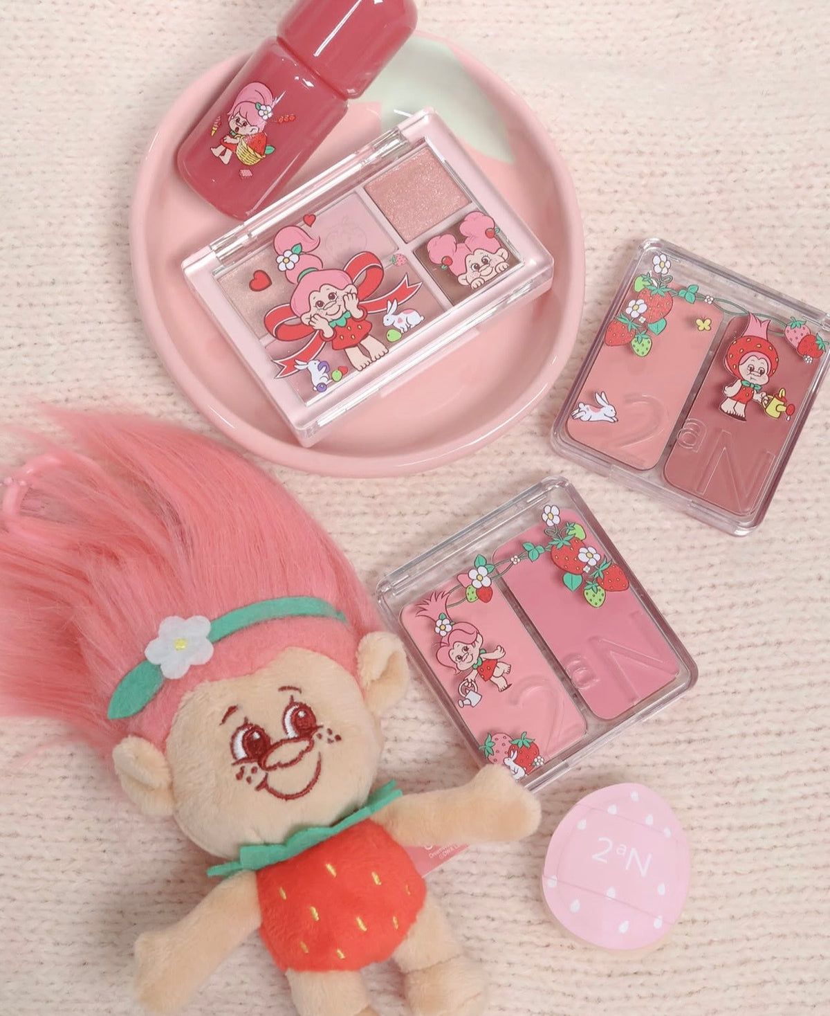 送手指粉撲 ✨【2aN × Trolls】🍓士多啤梨魔法幸運特調 限量聯名系列登場！💖 雙色頰彩膏 Dual Cheek