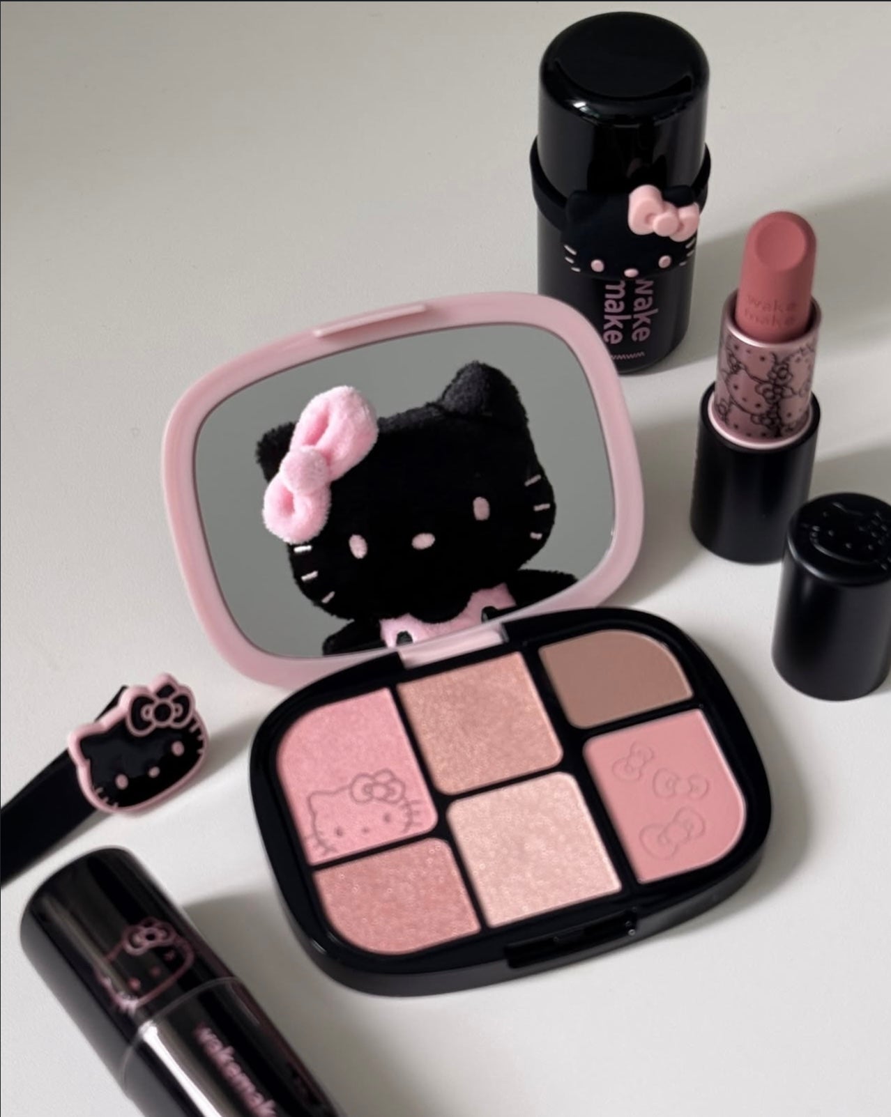 🖤 WAKEMAKE X Hello Kitty Black Edition 聯名彩妝全系列✨ 🖤 6色多用途綜合盤 Soft Sheer Multi-Palette